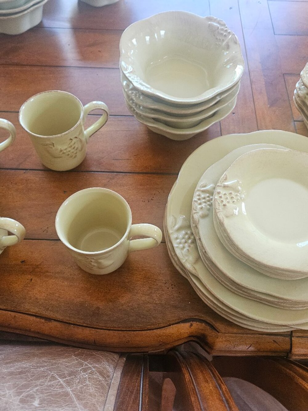 4 Place Settings of Casa Stone by Casafina: Madeira Harvest in Dijon Gold